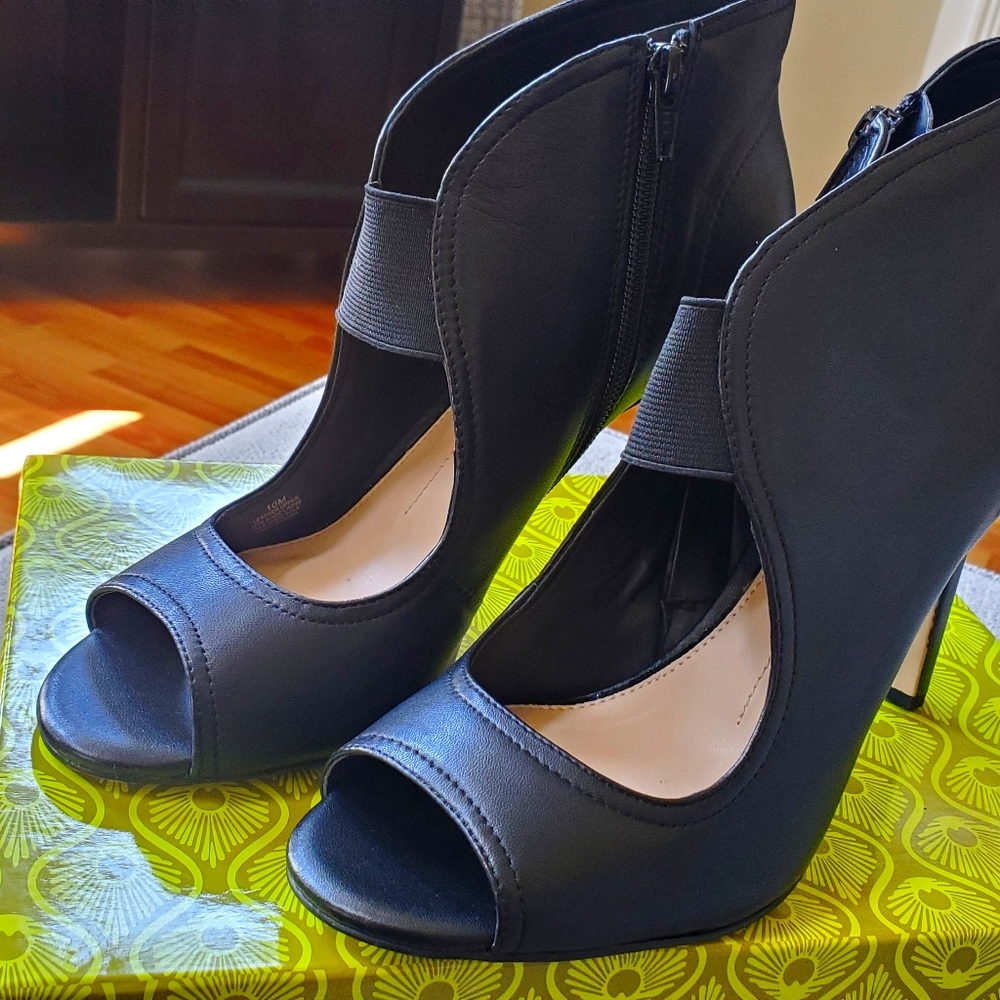 Lovely Black open toed 4in heels